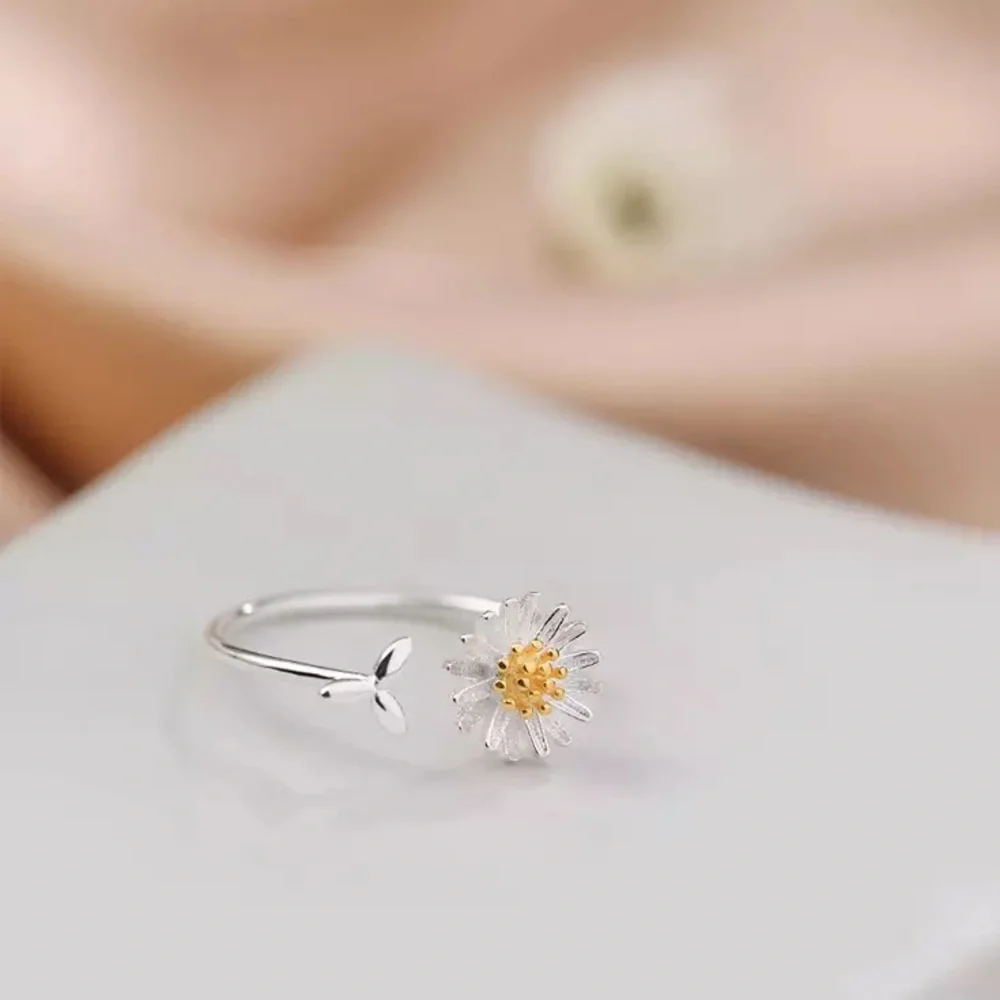 “A Good Day” Dainty Minimalist Floral Daisy Ring